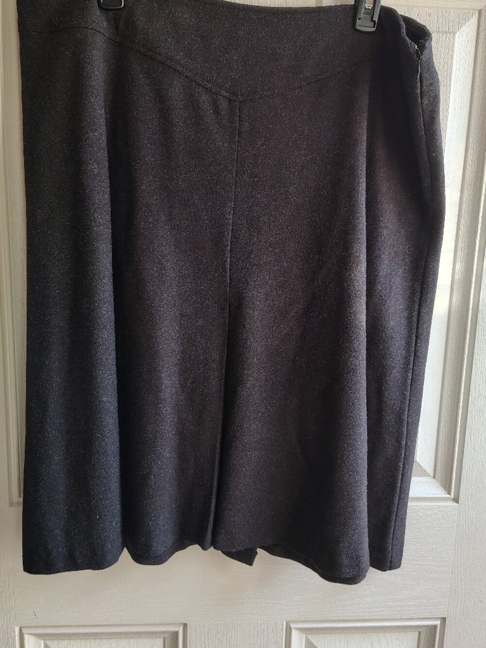 WOMEN'S GRAY WOOL BLEND FITTED SKIRT WITH Y YOKE AND PLEATS